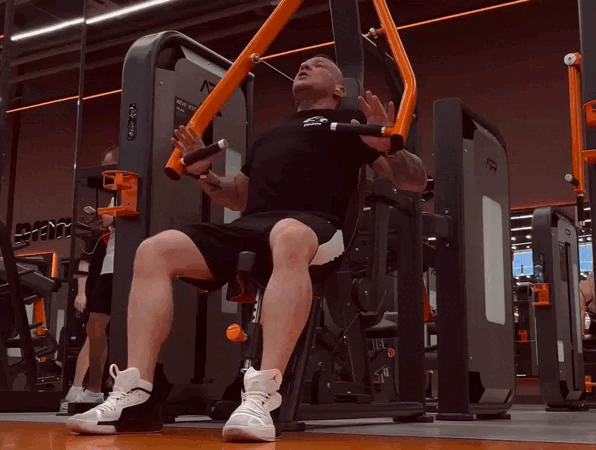 Жим гантелей лежа на наклонной скамье. Техника, ошибки и противопоказания – 6